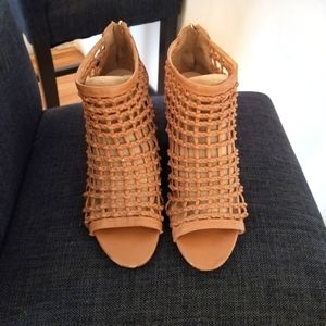 Vince camuto summer wedge Sandles Tan size 10 womans. Good condition.